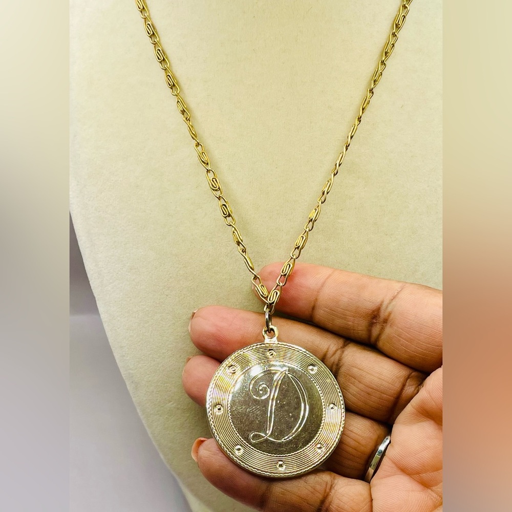 D initial medallion on a snail link chain. Gold tone. 16 inches. Unisex item